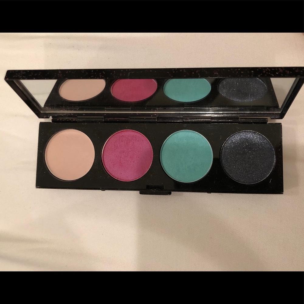 MAC Hello Kitty Too Dolly Eyeshadow Pallet